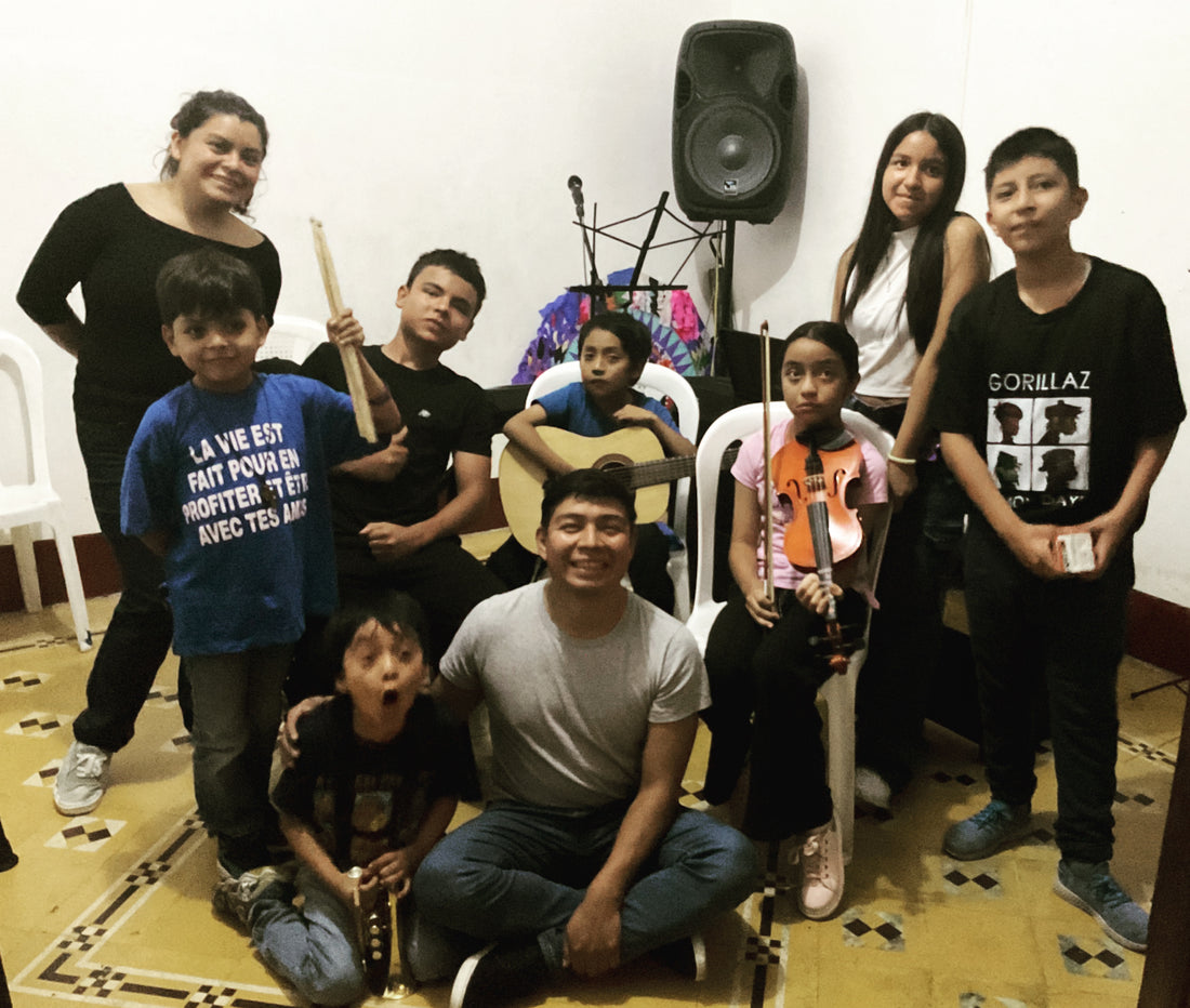 Niños y jóvenes aprendiendo música - Proyecto Cultural Lokrios
