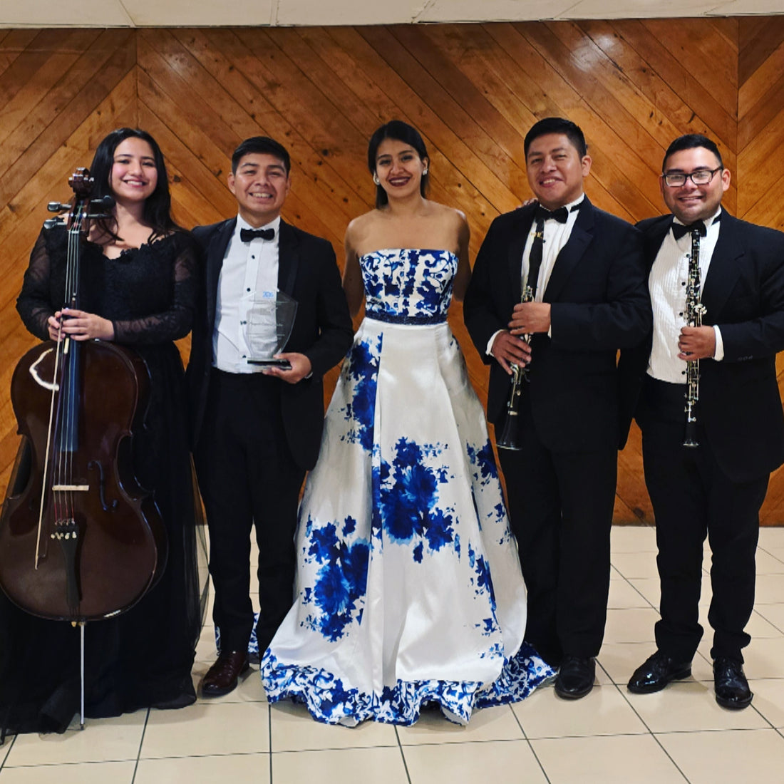 Lokrios en la Gala de la Canción Guatemalteca - Reconocimiento por contribución cultural
